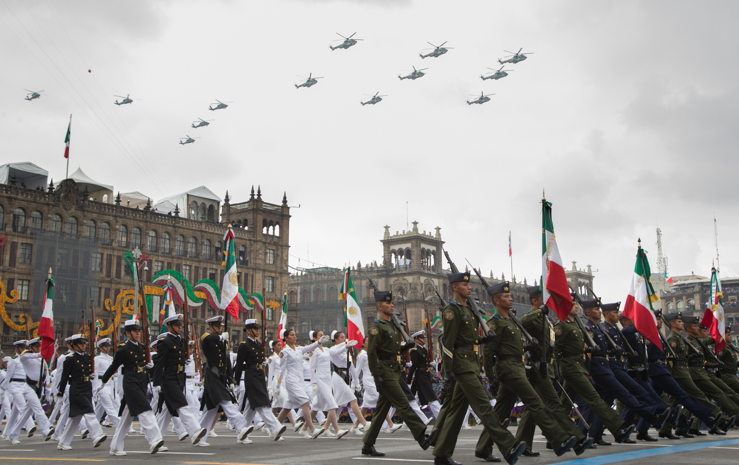 Imagen: Celebración del Día de la Independencia de México con banderas y luces