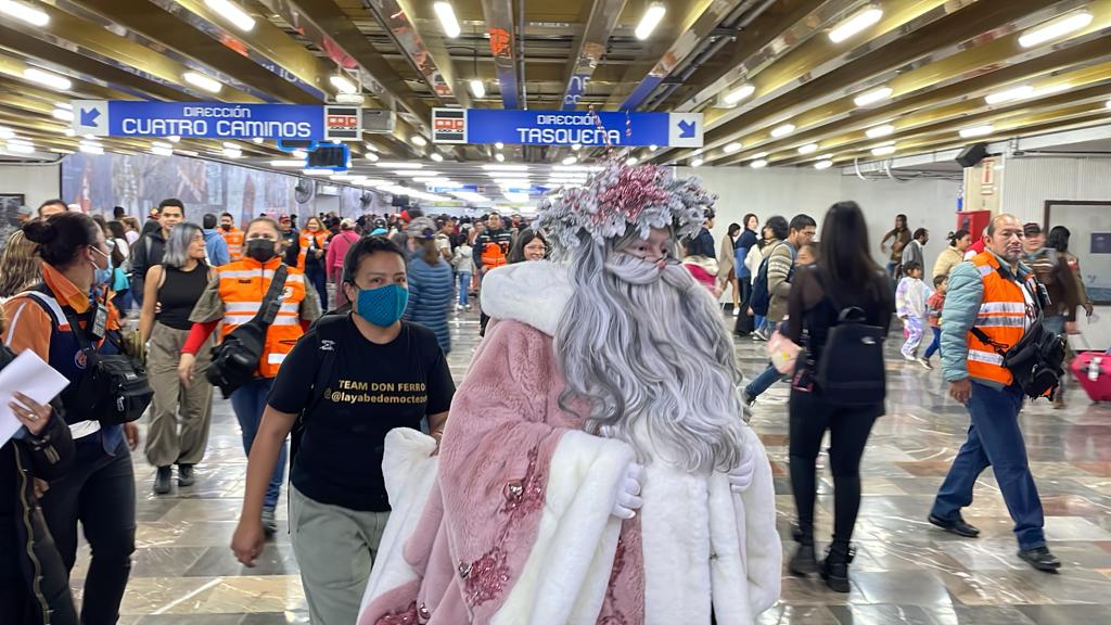 Santa Claus ilumina el metro de la Ciudad de México con magia navideña