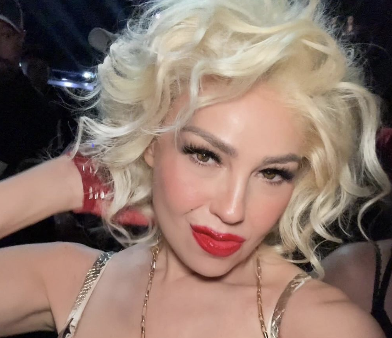 Thalía rinde tributo a Madonna en un espectáculo de transformación total