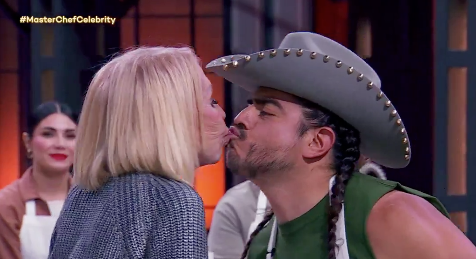 Laura Bozzo y Rey Grupero se besan en la boca en MasterChef Celebrity
