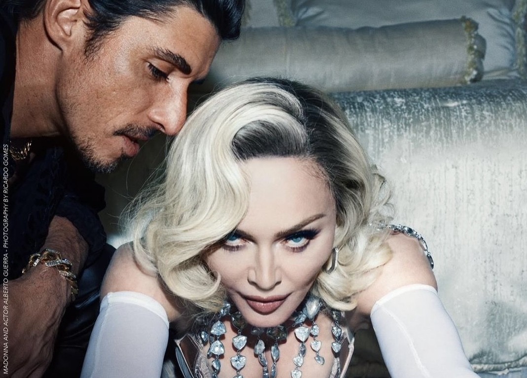 Alberto Guerra aparece en portada de revista londinense junto a Madonna