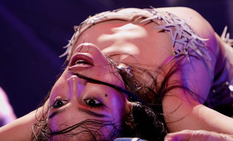 Danna Paola sufre aparatosa caída mientras daba concierto en Lima, Perú