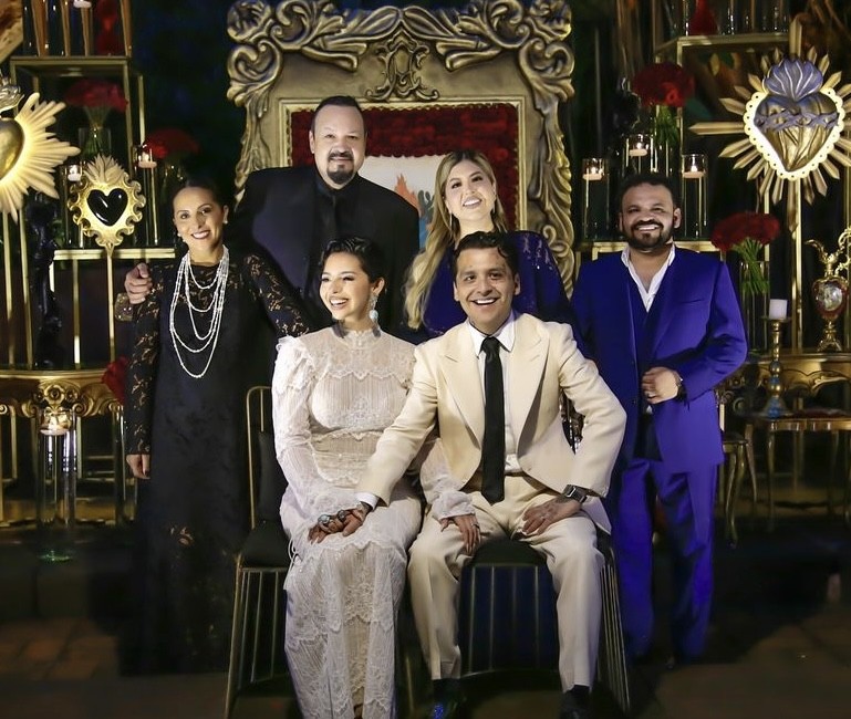 Pepe Aguilar presume orgulloso las fotos de la boda de su hija Ángela