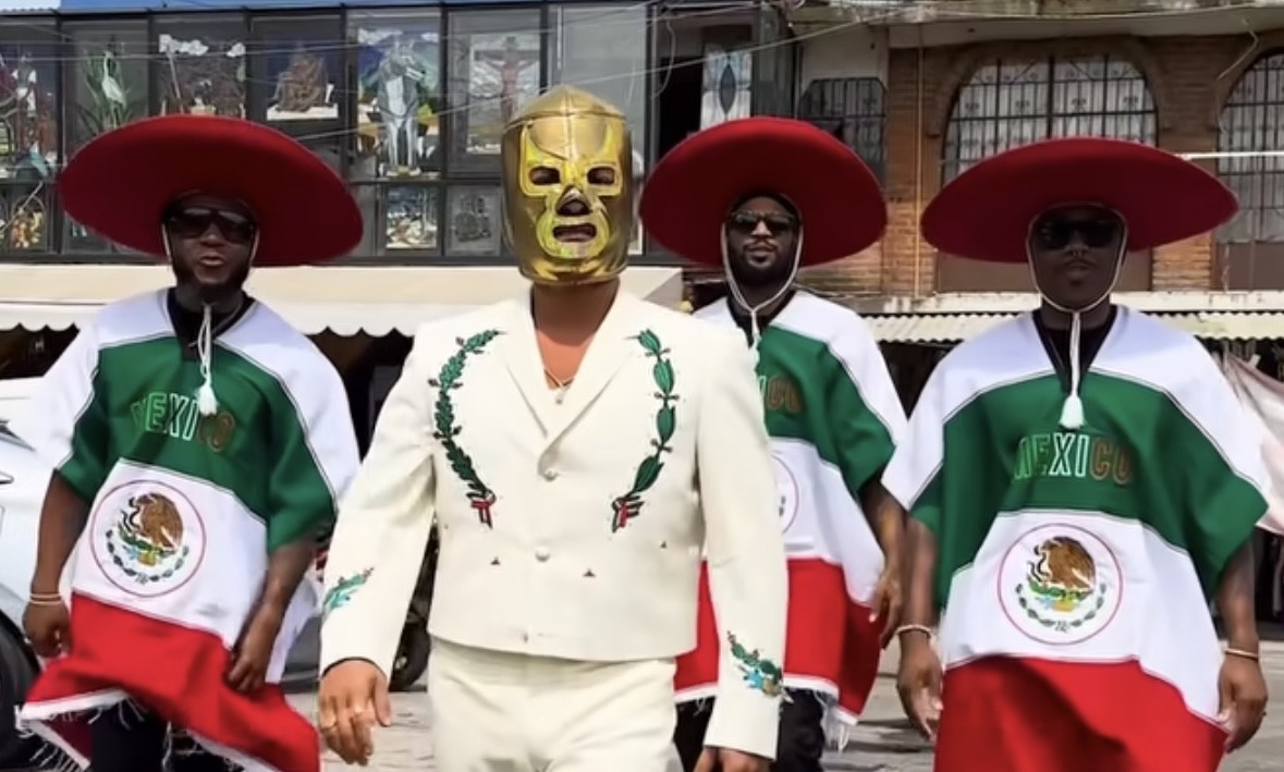 Bruno Mars sorprende al vestirse de luchador y declarar su amor por México